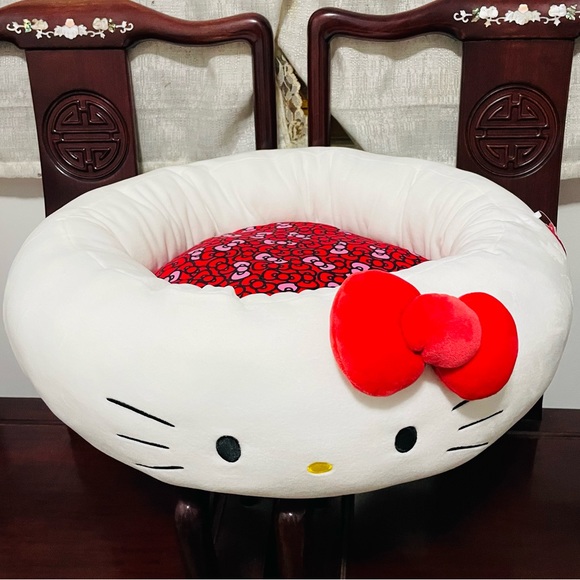 Hello Kitty Pet Bed - Picture 2 of 8